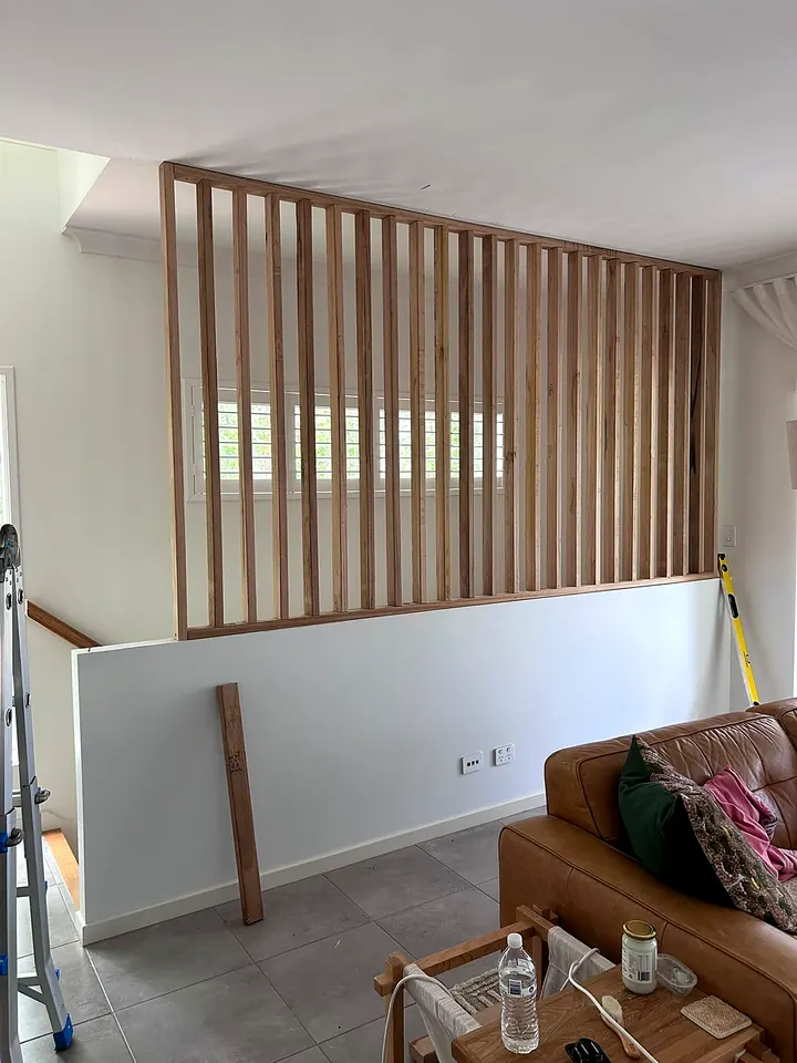 Batten screen above a half wall